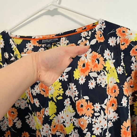 JONES NEW YORK Plus Size Tie Front V-Neck Blouse Navy Blue White Multi Floral 2X - Picture 4 of 13